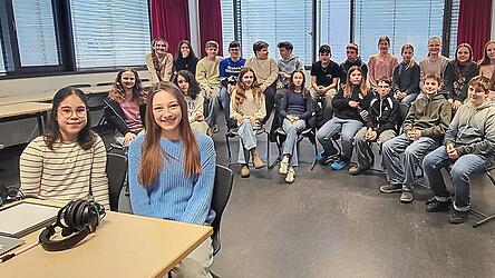 Die Klasse 7c und Klassenlehrerin Doris Mitterer freuen sich &uuml;ber die Teilnahme an der Show. Sophia (vorne links) und Anna vertreten die Klasse.