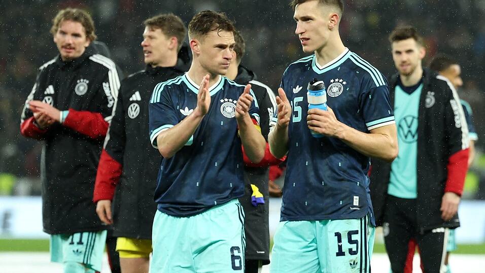 Nico Schlotterbeck (r.) spricht auf dem Platz mit DFB-Kapit&auml;n Joshua Kimmich.