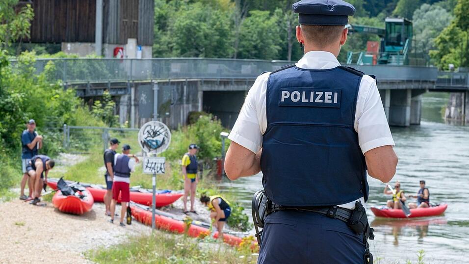 Mit dem Schlauchboot auf der Isar zu fahren ist beliebt - kann aber nicht ganz ungefährlich sein. (Archivbild) Mit dem Schlauchboot auf der Isar zu fahren ist beliebt - kann aber nicht ganz ungefährlich sein. (Archivbild)