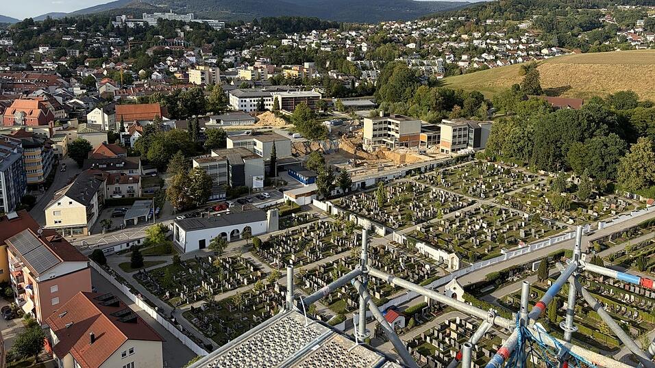 Vom Kirchturm des Münsters aus kann man deutlich sehen, wie lückenhaft es auf dem Friedhof aussieht. Vom Kirchturm des Münsters aus kann man deutlich sehen, wie lückenhaft es auf dem Friedhof aussieht.