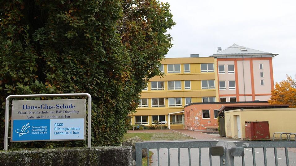 Das Schulgebäude in der Kleegartenstraße, das unter anderem die Außenstelle der Berufsschule beheimatet, soll durch einen Neubau ersetzt werden, eine Sanierung wäre nicht mehr wirtschaftlich. Für die neue Berufsfachschule für Kinderpflege wird der Neubau aber wohl nicht mehr rechtzeitig kommen. Das Schulgebäude in der Kleegartenstraße, das unter anderem die Außenstelle der Berufsschule beheimatet, soll durch einen Neubau ersetzt werden, eine Sanierung wäre nicht mehr wirtschaftlich. Für die neue Berufsfachschule für Kinderpflege wird der Neubau aber wohl nicht mehr rechtzeitig kommen.