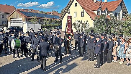 Zum Vereinsheim in Margarethenried zog die Hörgertshausener Wehr mit Musik. Zum Vereinsheim in Margarethenried zog die Hörgertshausener Wehr mit Musik.