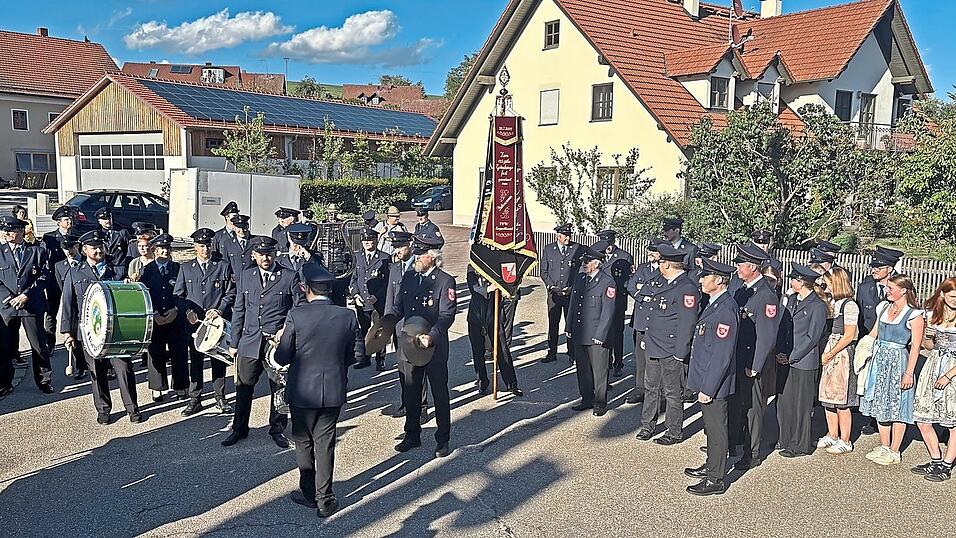Zum Vereinsheim in Margarethenried zog die Hörgertshausener Wehr mit Musik. Zum Vereinsheim in Margarethenried zog die Hörgertshausener Wehr mit Musik.