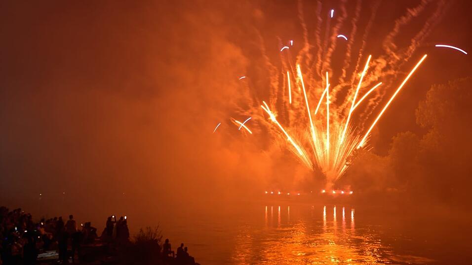 Mit einem bunten Feuerwerk wird die Lampionfahrt 2022 gefeiert.