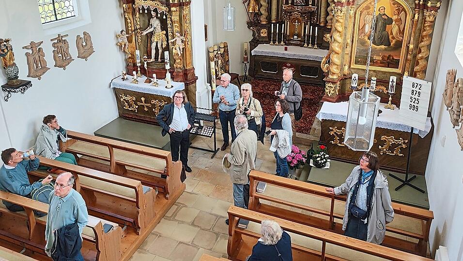 Organist Heinrich Reif (f&uuml;nfter von links) erkl&auml;rt den Teilnehmern der Orgelfahrt in den Landkreis Straubing-Bogen die Geschichte der historischen Orgel der Wallfahrtskirche Antenring bei Perkam, die anschlie&szlig;end von Wolfgang Kraus (vierter von links) musikalisch vorgestellt wird. Weitere Ziele waren Atting, Aiterhofen, Perkam, Hirschling, Antenring und die Kirche Christk&ouml;nig in Straubing.