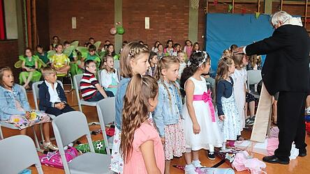 Stadtpfarrer Wolfgang H&auml;upl erteilte den Schulanf&auml;ngern den Segen.