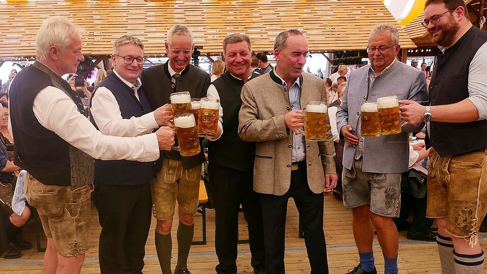 Stießen auf ein friedliches Volksfest an (v.l.): MdB Alois Rainer, MdL Josef Zellmeier, OB Markus Pannermayr, Bauminister Christian Bernreiter, Wirtschaftsminister Hubert Aiwanger, Landrat Josef Laumer und MdL Tobias Beck. Stießen auf ein friedliches Volksfest an (v.l.): MdB Alois Rainer, MdL Josef Zellmeier, OB Markus Pannermayr, Bauminister Christian Bernreiter, Wirtschaftsminister Hubert Aiwanger, Landrat Josef Laumer und MdL Tobias Beck.