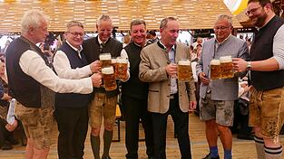 Stie&szlig;en auf ein friedliches Volksfest an (v.l.): MdB Alois Rainer, MdL Josef Zellmeier, OB Markus Pannermayr, Bauminister Christian Bernreiter, Wirtschaftsminister Hubert Aiwanger, Landrat Josef Laumer und MdL Tobias Beck.