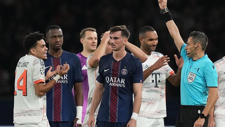 Luis Díaz kann es nicht fassen: Er sieht Rot. Luis Díaz kann es nicht fassen: Er sieht Rot.