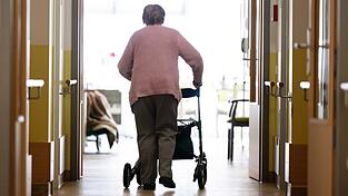 Pflegebed&uuml;rftige m&uuml;ssen immer mehr f&uuml;rs Heim bezahlen. (Archivbild)