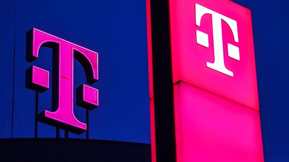 Die Telekom darf in ihrem Mobilfunknetz die Netzanzeige nicht durch einen Werbeslogan ersetzen, hat das Landgericht Köln entschieden. (Symbolbild) Die Telekom darf in ihrem Mobilfunknetz die Netzanzeige nicht durch einen Werbeslogan ersetzen, hat das Landgericht Köln entschieden. (Symbolbild)