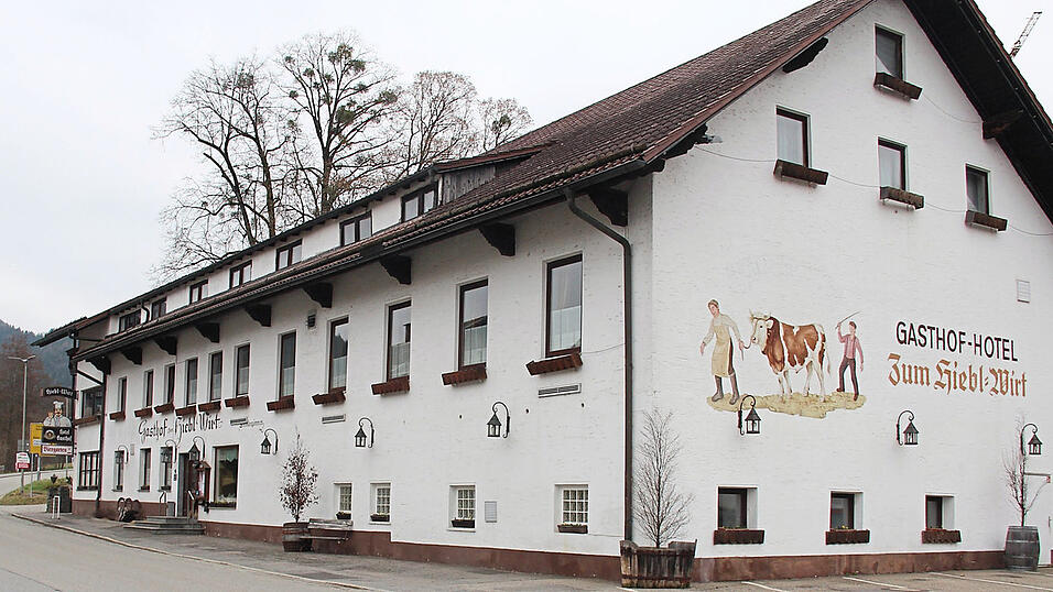 1986 übernimmt Ernst Hiebl den Betrieb der Eltern. Er und seine Frau Petra führten die Gaststätte bis jetzt in der fünften Generation. 1986 übernimmt Ernst Hiebl den Betrieb der Eltern. Er und seine Frau Petra führten die Gaststätte bis jetzt in der fünften Generation.