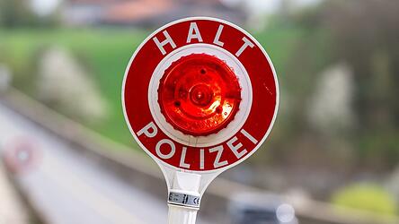 Die Polizei zog einen Wagen aus dem Verkehr, in dem fünf Kinder ungesichert mitfuhren. (Symbolbild) Die Polizei zog einen Wagen aus dem Verkehr, in dem fünf Kinder ungesichert mitfuhren. (Symbolbild)