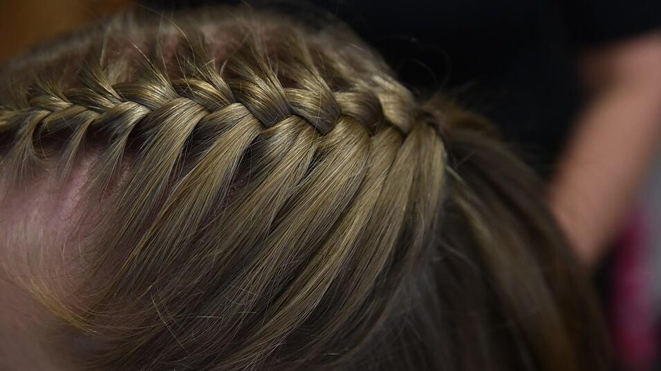 Dieses Mal den Scheitel in der Mitte ziehen und einen festen französischen Zopf nach hinten flechten. Dieses Mal den Scheitel in der Mitte ziehen und einen festen französischen Zopf nach hinten flechten.