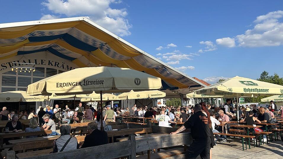 Der Wettergott hat es gut gemeint: Mit Ausnahme vom Mittwoch war der Biergarten bei durchgehend sonnigem Wetter gut gefüllt. Der Wettergott hat es gut gemeint: Mit Ausnahme vom Mittwoch war der Biergarten bei durchgehend sonnigem Wetter gut gefüllt.
