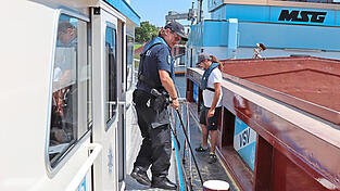 ... Boardings bei Frachtschiffen zum Alltag der Polizisten.