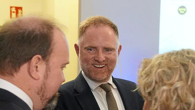 Gut lachen hat Peter Aumer: Er verteidigt das Direktmandat im Wahlkreis Regensburg. Hier im Gespr&auml;ch mit dem CSU-Kreisvorsitzenden von Regensburg Stadt, Michael Lehner, und B&uuml;rgermeisterin Astrid Freudenstein.