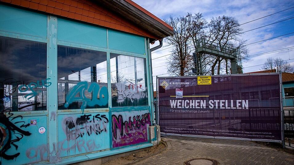 Eine Bahnbaustelle in Karst&auml;dt in Brandenburg. Nach Berechnung des Ifo-Instituts floss 2025 ein gro&szlig;er Teil der f&uuml;r Investitionen in die Infrastruktur vorgesehenen Milliardenschulden des Bundes in das Stopfen von Haushaltsl&ouml;chern. (Archivbild)