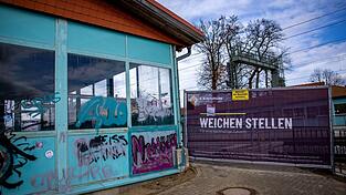 Eine Bahnbaustelle in Karst&auml;dt in Brandenburg. Nach Berechnung des Ifo-Instituts floss 2025 ein gro&szlig;er Teil der f&uuml;r Investitionen in die Infrastruktur vorgesehenen Milliardenschulden des Bundes in das Stopfen von Haushaltsl&ouml;chern. (Archivbild)