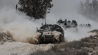 Ein gepanzerter Mannschaftstransportwagen und ein Panzer der israelischen Armee fahren an der Grenze zum Gazastreifen. Das Vorgehen Israels könnte nun Konsequenzen für die Beziehungen des Landes zur EU haben. Ein gepanzerter Mannschaftstransportwagen und ein Panzer der israelischen Armee fahren an der Grenze zum Gazastreifen. Das Vorgehen Israels könnte nun Konsequenzen für die Beziehungen des Landes zur EU haben.