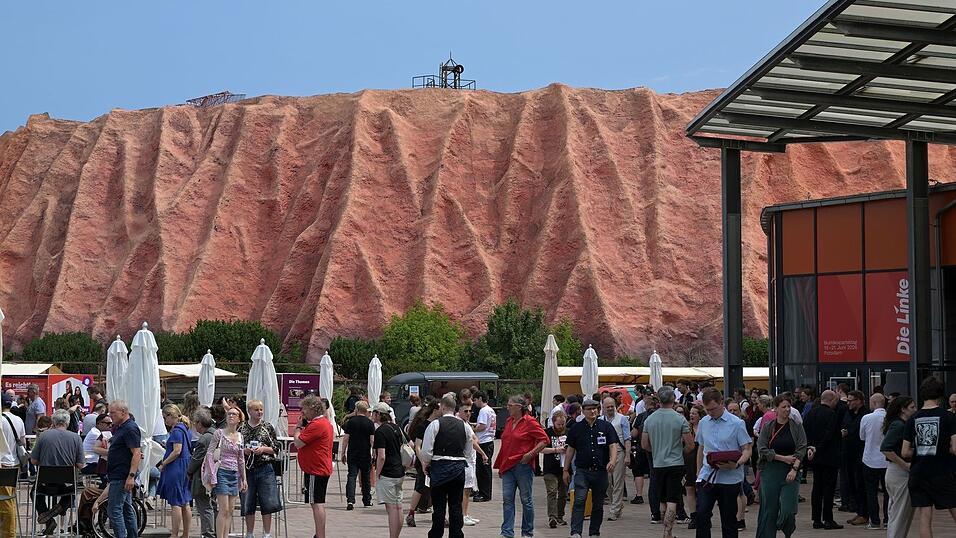 Die Linke tagte am Filmpark Babelsberg im Schatten einer Vulkanattrappe.