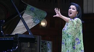 Anna Netrebko hat ihr Debüt auf dem Grünen Hügel kurzfristig abgesagt. Sie sei zu erschöpft. Anna Netrebko hat ihr Debüt auf dem Grünen Hügel kurzfristig abgesagt. Sie sei zu erschöpft.