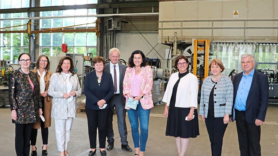 Besuch in der Fertigungshalle der Firma Schnupp Hydraulik in Furth bei Bogen, von links: Josephine Hilmer, Vorsitzende des Kreisverbandes Straubing-Bogen der FU, Bogens B&uuml;rgermeisterin Andrea Probst, stellvertretende FU-Landesvorsitzende und Bundestagskandidatin Gudrun Zollner, Anneliese Schnupp, MdB Alois Rainer, Staatsministerin Dorothee B&auml;r, Dr. Petra Loibl, MdL und Bezirksvorsitzende der FU Niederbayern, stellvertretende Landr&auml;tin Barbara Unger und Firmengr&uuml;nder Konrad Schnupp