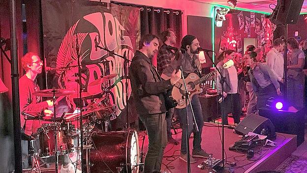 Nah an den K&uuml;nstlern: Auch am Samstag genie&szlig;t das Publikum die dichte Atmosph&auml;re im &bdquo;Wohnzimmer Roding&ldquo;.