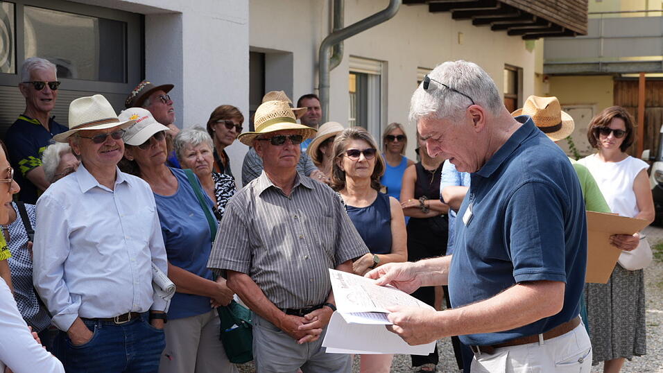 Georg Soller, der ehemalige Redaktionsleiter der Vilsbiburger Zeitung, führte beim Stadtspaziergang zu ehemaligen Redaktionsgebäuden und wichtigen Orten für die Geschichte der Vilsbiburger Zeitungen. Georg Soller, der ehemalige Redaktionsleiter der Vilsbiburger Zeitung, führte beim Stadtspaziergang zu ehemaligen Redaktionsgebäuden und wichtigen Orten für die Geschichte der Vilsbiburger Zeitungen.