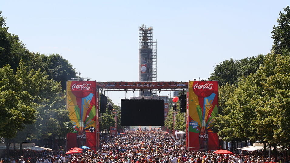 Christian Fertl war am Sonntag auf der Fanmeile in Berlin und erlebte dort das Achtelfinale gegen England auf Gro&szlig;leinwand.