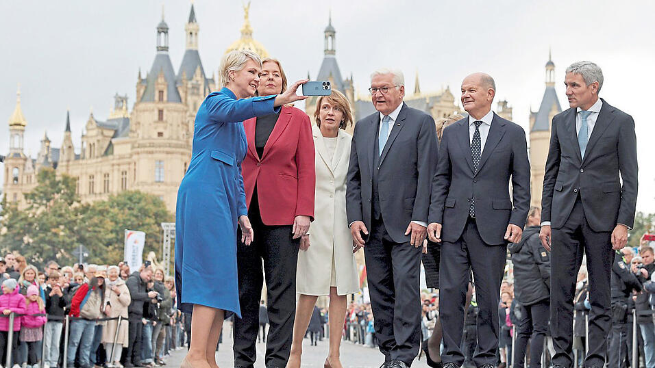 Wanderzirkus in Schwerin: Gastgeberin Manuela Schwesig (l.) begrüßt Bundespräsident Frank-Walter Steinmeier (M.) und seine Frau Elke Büdenbender (3. v. l.), Bundestagspräsidentin Bärbel Bas, Kanzler Olaf Scholz (2. v. r.) und Stephan Harbarth, Präsident des Bundesverfassungsgerichts. Wanderzirkus in Schwerin: Gastgeberin Manuela Schwesig (l.) begrüßt Bundespräsident Frank-Walter Steinmeier (M.) und seine Frau Elke Büdenbender (3. v. l.), Bundestagspräsidentin Bärbel Bas, Kanzler Olaf Scholz (2. v. r.) und Stephan Harbarth, Präsident des Bundesverfassungsgerichts.