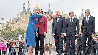 Wanderzirkus in Schwerin: Gastgeberin Manuela Schwesig (l.) begrüßt Bundespräsident Frank-Walter Steinmeier (M.) und seine Frau Elke Büdenbender (3. v. l.), Bundestagspräsidentin Bärbel Bas, Kanzler Olaf Scholz (2. v. r.) und Stephan Harbarth, Präsident des Bundesverfassungsgerichts.