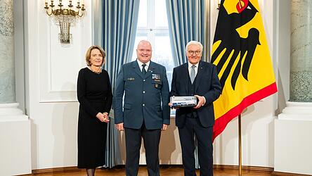 Der Ortsbeauftragte des Technischen Hilfswerks Freising, Michael W&uuml;st, beim Defilee mit Bundespr&auml;sident Frank-Walter Steinmeier und dessen Frau Elke B&uuml;denbender.