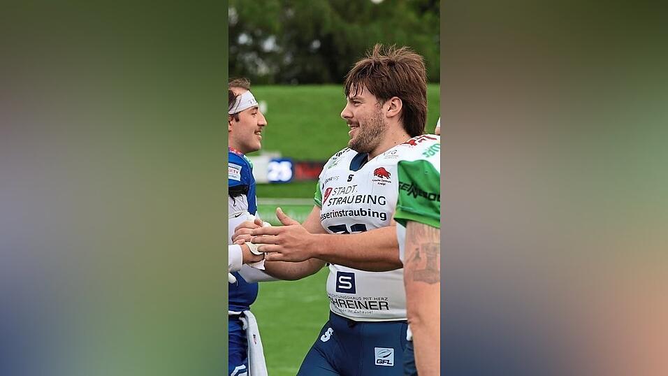 Das Eigengew&auml;chs der Straubing Spiders Philipp Pleischl (rechts, wei&szlig;es Trikot) soll weiterhin eine wichtige Rolle in der Offensive Line &uuml;bernehmen.