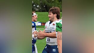 Das Eigengew&auml;chs der Straubing Spiders Philipp Pleischl (rechts, wei&szlig;es Trikot) soll weiterhin eine wichtige Rolle in der Offensive Line &uuml;bernehmen.