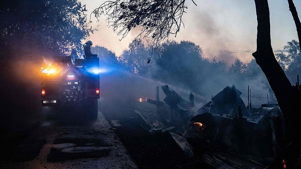In Nantes kämpfte die Feuerwehr weiterhin gegen einen Brand in einem Waldgebiet, in dem sich eine Wohnwagensiedlung befindet. In Nantes kämpfte die Feuerwehr weiterhin gegen einen Brand in einem Waldgebiet, in dem sich eine Wohnwagensiedlung befindet.