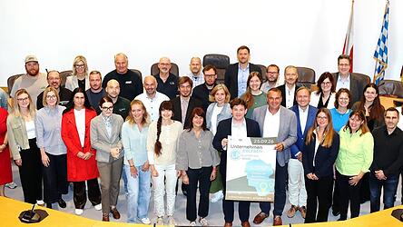 Oberbürgermeister Thomas Haslinger, Landrat Alfred Holzner, Vertreter von Regionalmarketing und Wirtschaftsförderung sowie zahlreiche teilnehmende Unternehmer stellten im Rathaus den Programmablauf des Eventabends „UnternehmerERLEBEN LA + Landkreis Mitte“ vor. Oberbürgermeister Thomas Haslinger, Landrat Alfred Holzner, Vertreter von Regionalmarketing und Wirtschaftsförderung sowie zahlreiche teilnehmende Unternehmer stellten im Rathaus den Programmablauf des Eventabends „UnternehmerERLEBEN LA + Landkreis Mitte“ vor.