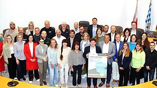 Oberbürgermeister Thomas Haslinger, Landrat Alfred Holzner, Vertreter von Regionalmarketing und Wirtschaftsförderung sowie zahlreiche teilnehmende Unternehmer stellten im Rathaus den Programmablauf des Eventabends „UnternehmerERLEBEN LA + Landkreis Mitte“ vor. Oberbürgermeister Thomas Haslinger, Landrat Alfred Holzner, Vertreter von Regionalmarketing und Wirtschaftsförderung sowie zahlreiche teilnehmende Unternehmer stellten im Rathaus den Programmablauf des Eventabends „UnternehmerERLEBEN LA + Landkreis Mitte“ vor.