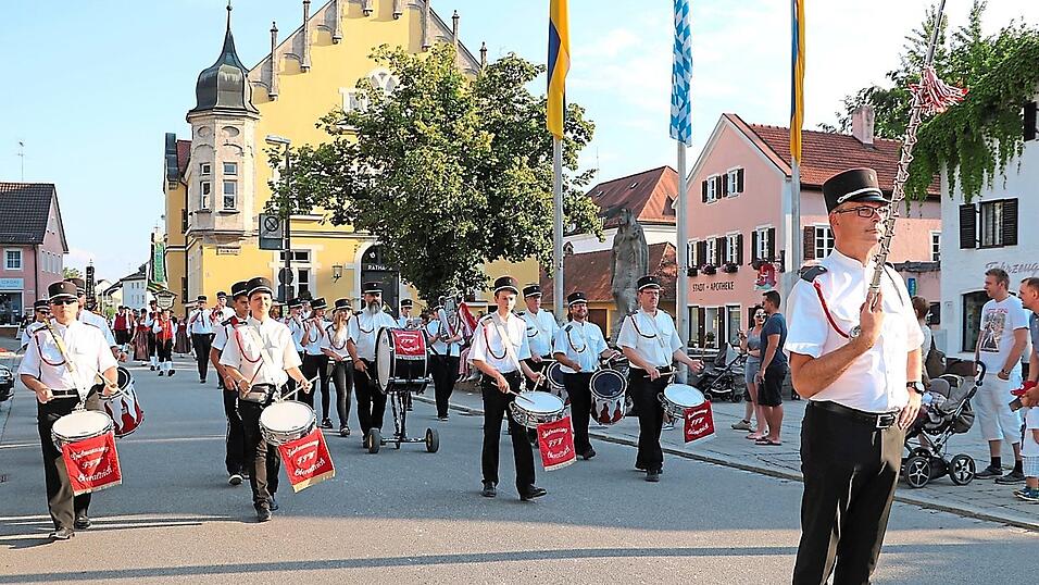 Vier Musikformationen sind heuer dafür verantwortlich, dass die Zugteilnehmer nicht außer Tritt geraten. Vier Musikformationen sind heuer dafür verantwortlich, dass die Zugteilnehmer nicht außer Tritt geraten.