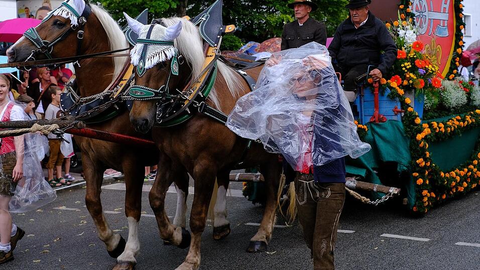 Zahlreiche Musik- und Trachtengruppen zogen nach dreij&auml;hriger Pause am Freitagabend zum Festplatz Am Hagen.