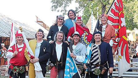 Sie haben 2023 ihre letzte Laho gefeiert: hintere Reihe (von links): Christian Temporale, Roland Englbrecht, Peter Ellmauer, Andreas Löffler. Vordere Reihe (von links): Michael Paintner, Martin Kugler, Thomas Bruckbauer, Thomas Schaller, Christian Mesner. Alle ohne Fahne sind Gaukler.