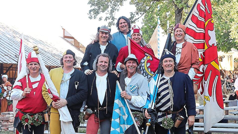 Sie haben 2023 ihre letzte Laho gefeiert: hintere Reihe (von links): Christian Temporale, Roland Englbrecht, Peter Ellmauer, Andreas L&ouml;ffler. Vordere Reihe (von links): Michael Paintner, Martin Kugler, Thomas Bruckbauer, Thomas Schaller, Christian Mesner. Alle ohne Fahne sind Gaukler.