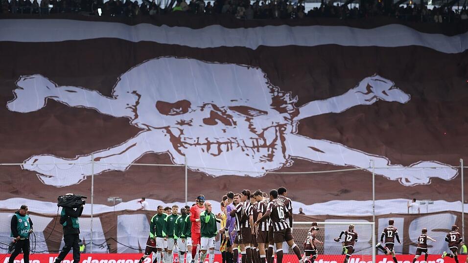 Partystimmung vor der Partie: die St. Pauli-Fans.