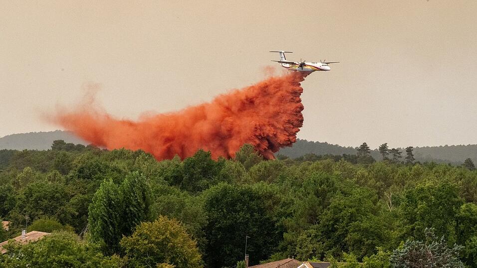 Die Löschflugzeuge spielen bei der Bekämpfung der Waldbrände in Frankreich eine zentrale Rolle. Die Löschflugzeuge spielen bei der Bekämpfung der Waldbrände in Frankreich eine zentrale Rolle.