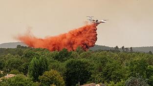 Die L&ouml;schflugzeuge spielen bei der Bek&auml;mpfung der Waldbr&auml;nde in Frankreich eine zentrale Rolle.