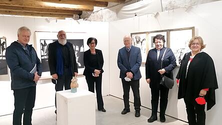 Er&ouml;ffneten die Winterausstellung der Gemeinschaft Bildender K&uuml;nstler im Salzstadel (v.l.): MdB Alois Rainer, Erich Gruber, Vorsitzender der GBK, Kultur-Verwaltungsr&auml;tin Hannelore Christ, Toni Stangl, dritter Vorsitzender der GBK, Altb&uuml;rgermeisterin Maria Stelzl und Martha Altweck-Gl&ouml;bl, stellvertretende Landr&auml;tin.