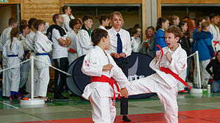 Kilian Felix Beer (l.) und Kyrill Anselm (r.) bei Abwehr gegen geraden Fußstoß. Kilian Felix Beer (l.) und Kyrill Anselm (r.) bei Abwehr gegen geraden Fußstoß.