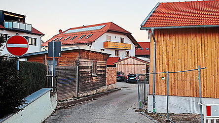 Durch diese Engstelle links vom Trillerhaus soll der Verkehr künftig in beide Richtungen zur Hauptstraße fließen.