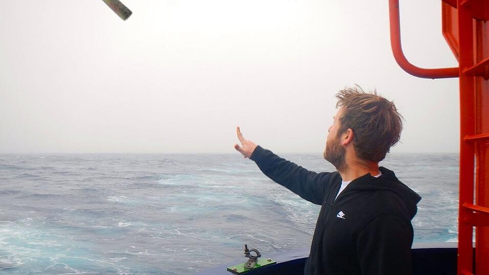 Geowissenschaftler Klages ist immer noch erstaunt und froh, dass die Flaschenpost die lange Reise überstand und gefunden wurde. Geowissenschaftler Klages ist immer noch erstaunt und froh, dass die Flaschenpost die lange Reise überstand und gefunden wurde.