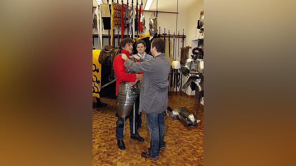 1: Zum Anziehen braucht ein Ritter zwei Helfer, die ihm zum Beispiel die Brust- und Rückenplatte anlegen. Alle Teile müssen sorgfältig angepasst und festgeschnallt werden. (Fotos: Claus Zettl) 1: Zum Anziehen braucht ein Ritter zwei Helfer, die ihm zum Beispiel die Brust- und Rückenplatte anlegen. Alle Teile müssen sorgfältig angepasst und festgeschnallt werden. (Fotos: Claus Zettl)